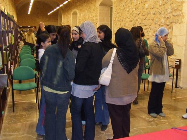 joves marroqu&iacute;s a la biblioteca